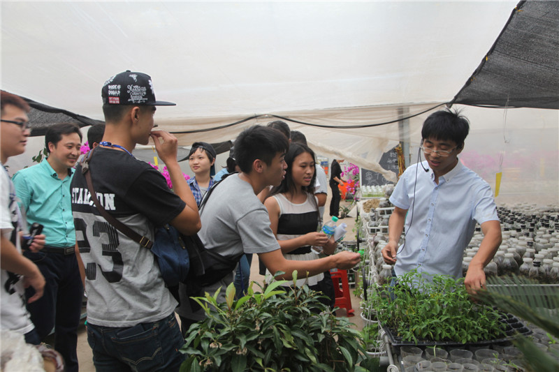 台湾大仁科技大学师生参观我院校园.JPG